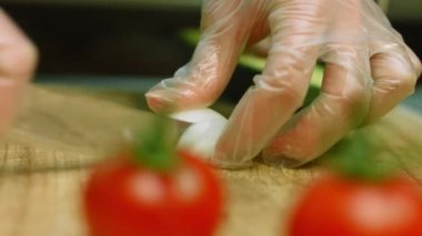 Soğanı ince ince doğra. Makro çekim