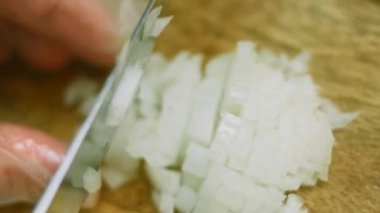 Soğanı ince ince doğra. Makro çekim