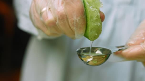 Escurrir el jugo de limón en una cucharadita. Disparos macro — Vídeo de stock