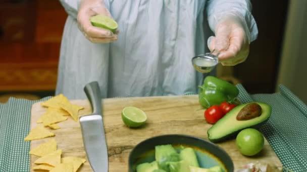 Limettensaft in einen Teelöffel abtropfen lassen — Stockvideo