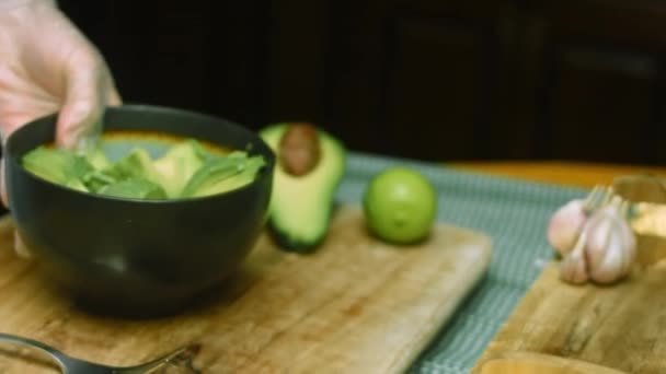 Ik maak avocado puree met een lepel — Stockvideo