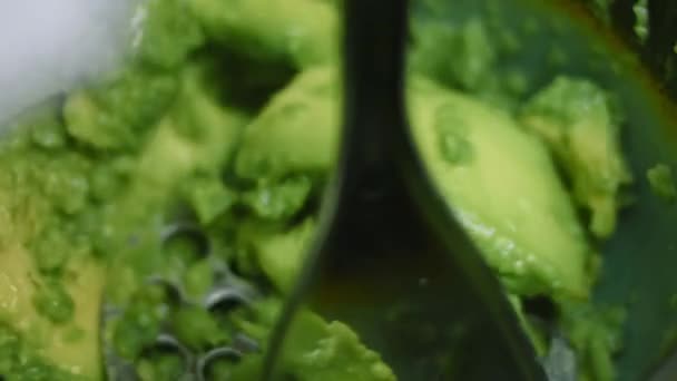 Fac piure de avocado cu o lingură — Videoclip de stoc