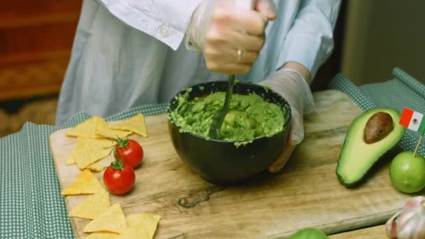 Ik maak avocado puree met een lepel — Stockvideo