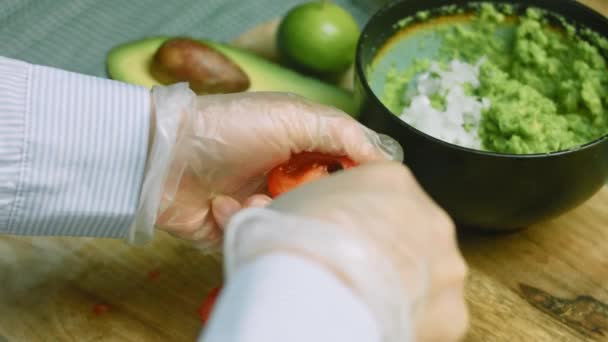 Ta bort tomatfröna med en sked — Stockvideo