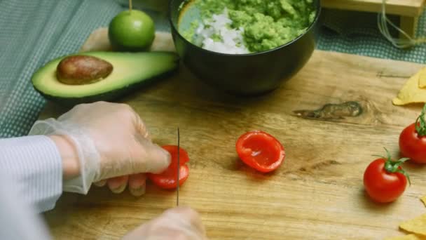 Finamente cortar o tomate para o Guacamole — Vídeo de Stock