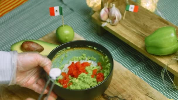 Jag la en tesked salt i Guacamole. — Stockvideo