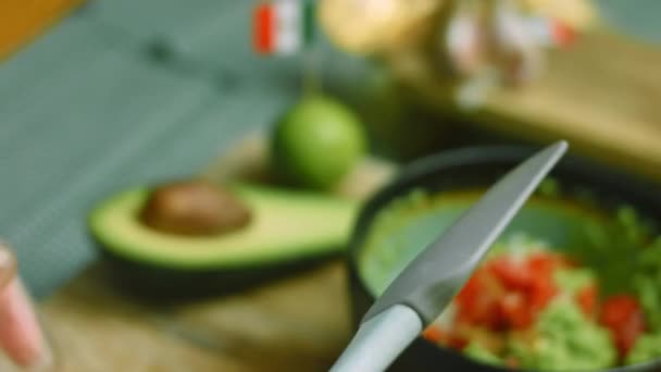 Mélanger les ingrédients pour Guacamole avec une cuillère — Video