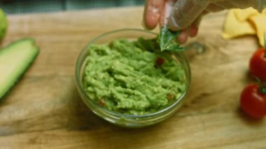 Guacamole 'a bir parça maydanoz koydum.