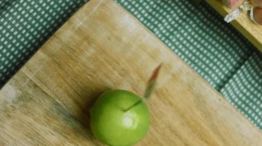 Nachos ve Meksika bayrağıyla guacamole salatası. Kaydırıcı atışı