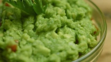 Nachos ve Meksika bayrağıyla guacamole salatası. Makro çekim