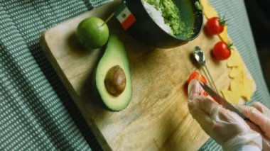 Domatesi yanlış taraftan temizle.