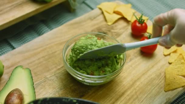 Zutaten für Guacamole mit einem Löffel vermischen — Stockvideo
