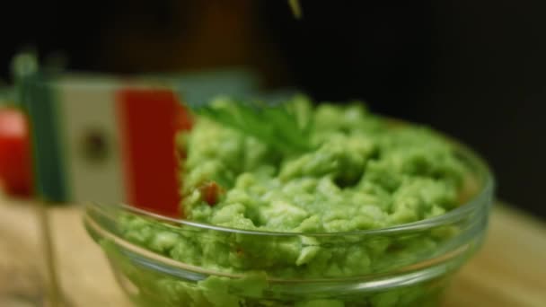Pus a bandeira mexicana na salada Guacamole. — Vídeo de Stock