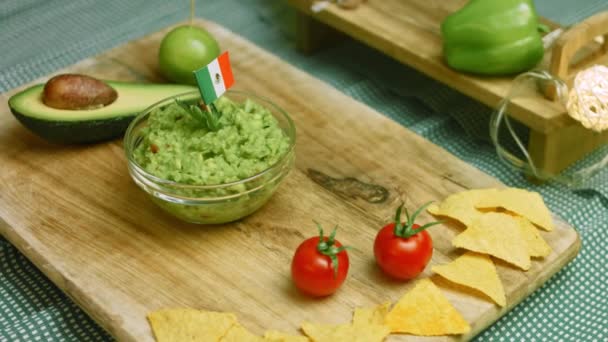 Guacamole-Salat mit Nachos und mexikanischer Flagge — Stockvideo