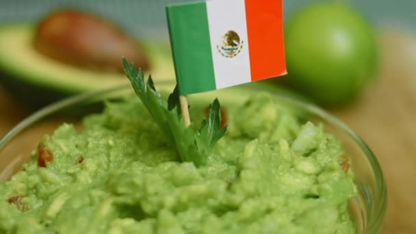 Ensalada de guacamole con nachos y bandera mexicana. Disparos macro — Vídeos de Stock