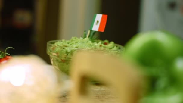 Salată de Guacamole cu nachos şi steag mexican. Macro fotografiere — Videoclip de stoc