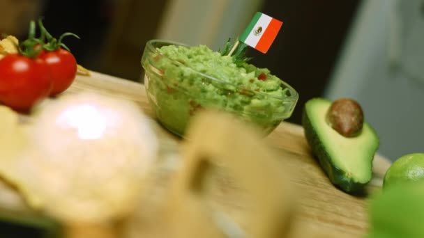 Salada de guacamole com nachos e bandeira mexicana — Vídeo de Stock