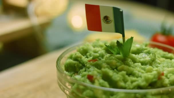 Salada de guacamole com nachos e bandeira mexicana — Vídeo de Stock