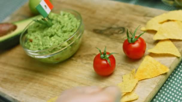 Insalata di guacamole con nachos e bandiera messicana — Video Stock