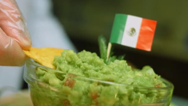 Guacamole-Salat mit Nachos und mexikanischer Flagge — Stockvideo
