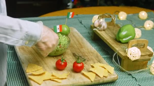 Saboreo ensalada de guacamole con nachos — Vídeos de Stock