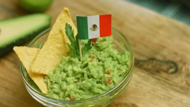 Ensalada de guacamole con nachos y bandera mexicana — Vídeo de stock