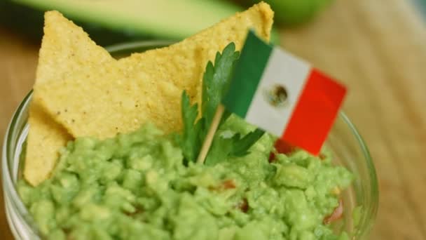 Салат гуакамоле с начос и мексиканским флагом — стоковое видео