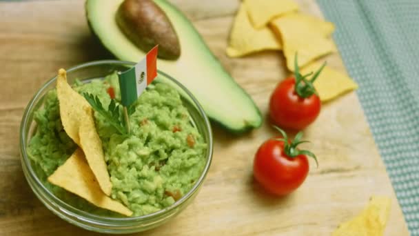 Ensalada de guacamole con nachos y bandera mexicana — Vídeos de Stock