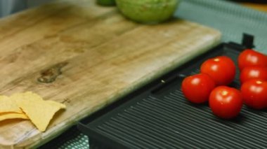 Izgarada domates pişiriyorum. Kırmızı biber ve yeşil biber ekle.