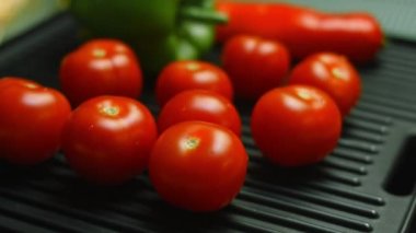 Kırmızı ve yeşil biberli ızgara domates.