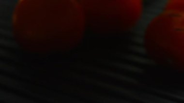 Kırmızı ve yeşil biberli ızgara domates. Kızarmış kısmını geri veriyorum.