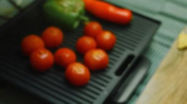 Kırmızı ve yeşil biberli ızgara domates. Kızarmış kısmını geri veriyorum.