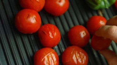 Kırmızı ve yeşil biberli ızgara domates. Kızarmış kısmını geri veriyorum.