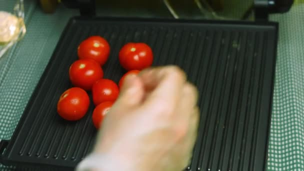Cozinho os tomates na grelha. Macro tiro — Vídeo de Stock