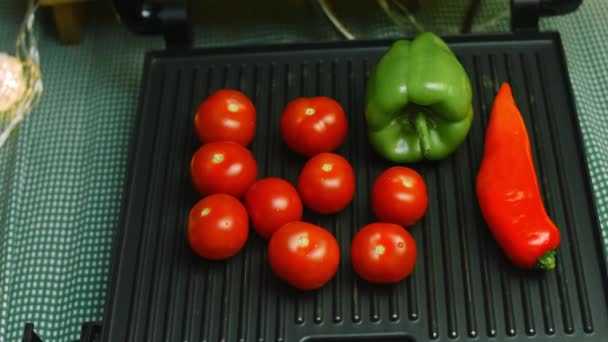 Grill tomates con pimiento rojo y verde — Vídeos de Stock