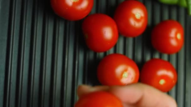 Tomates grelhados com pimenta vermelha e verde — Vídeo de Stock