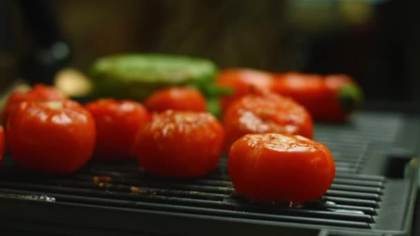 Grilla tomater med röd och grön paprika. Makrofotografering — Stockvideo