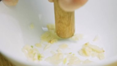 Sarımsağı bir madenciyle eziyorum. Makro çekim