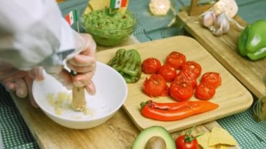 Sarımsağı bir madenciyle eziyorum.