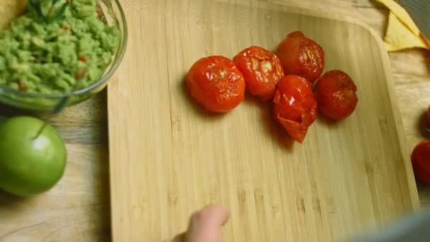 Jag tar röd och grön paprika och tomater från grillen — Stockvideo