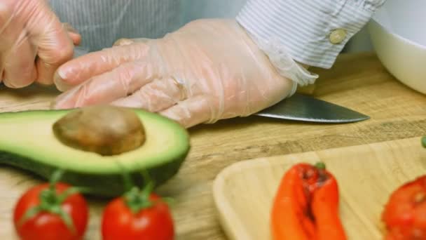 Ich zerquetsche zwei Knoblauchzehen mit einem Messer — Stockvideo