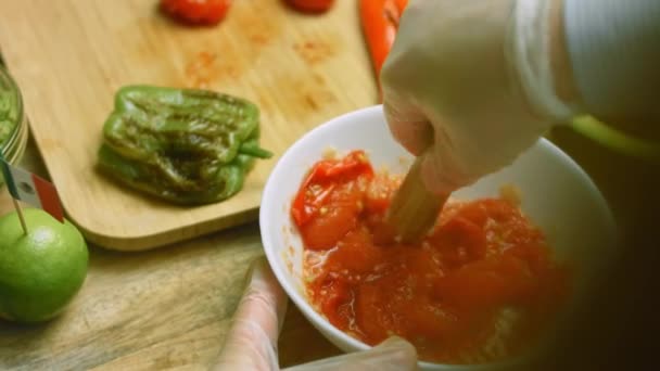 Voeg de gegrilde tomaten toe en pureer ze met de gehakte knoflook. We bereiden de salsasaus. — Stockvideo