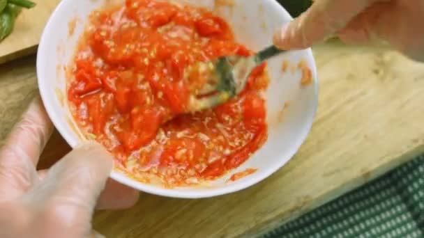 Añadir los tomates a la parrilla y machacarlos con el ajo picado. Preparamos la salsa — Vídeo de stock