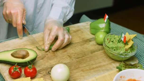 Corte um pimentão verde e quente em pequenas partes — Vídeo de Stock