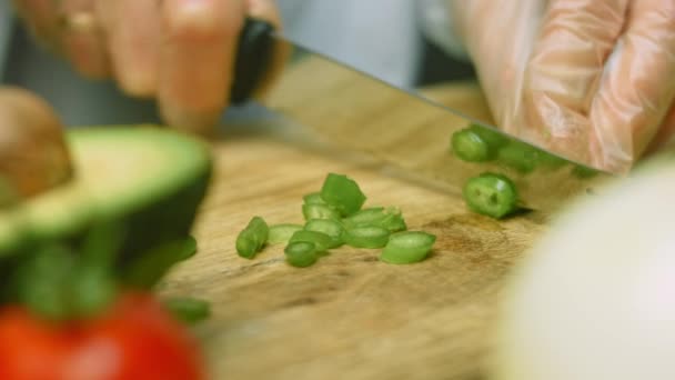 Corte um pimentão verde e quente em pequenas partes. Macro tiro — Vídeo de Stock