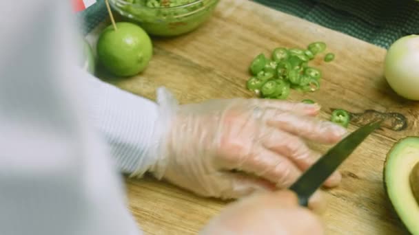 Corte um pimentão verde e quente em pequenas partes. Macro tiro — Vídeo de Stock