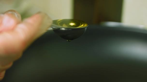 Umieść łyżkę oliwy z oliwek na patelni. Ujęcia makro — Wideo stockowe