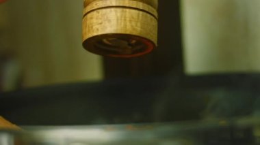 Chorizo malzemelerine karabiber ekle. Her şeyi tavada kızart.