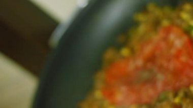 Chorizo malzemelerine karabiber ekle. Her şeyi bir tavada kızart. Makro çekim