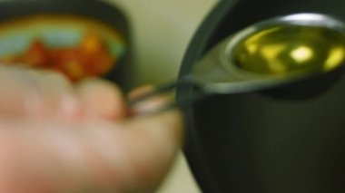 Tavaya bir çorba kaşığı zeytinyağı koy. Makro çekim